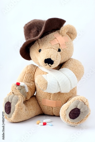 Teddy, gebrochener Arm nimmt Tabletten Freist.