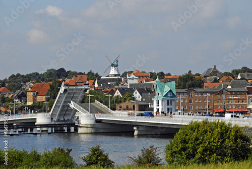 Klappbrücke über der Schlei vor dem Stadtpanorama von Kappeln