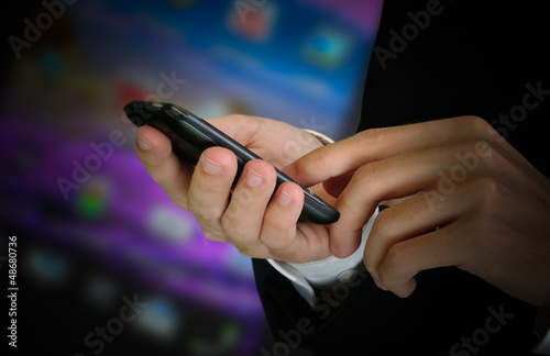 Hände mit Mobiltelefon photo