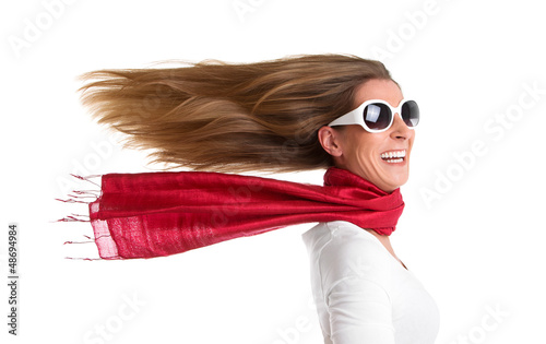 Fahrtwind - Frau isoliert mit wehendem Haar in Rot