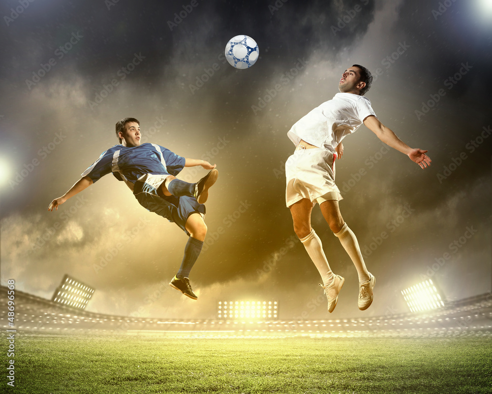 Plakat dwóch piłkarzy uderzających w piłkę