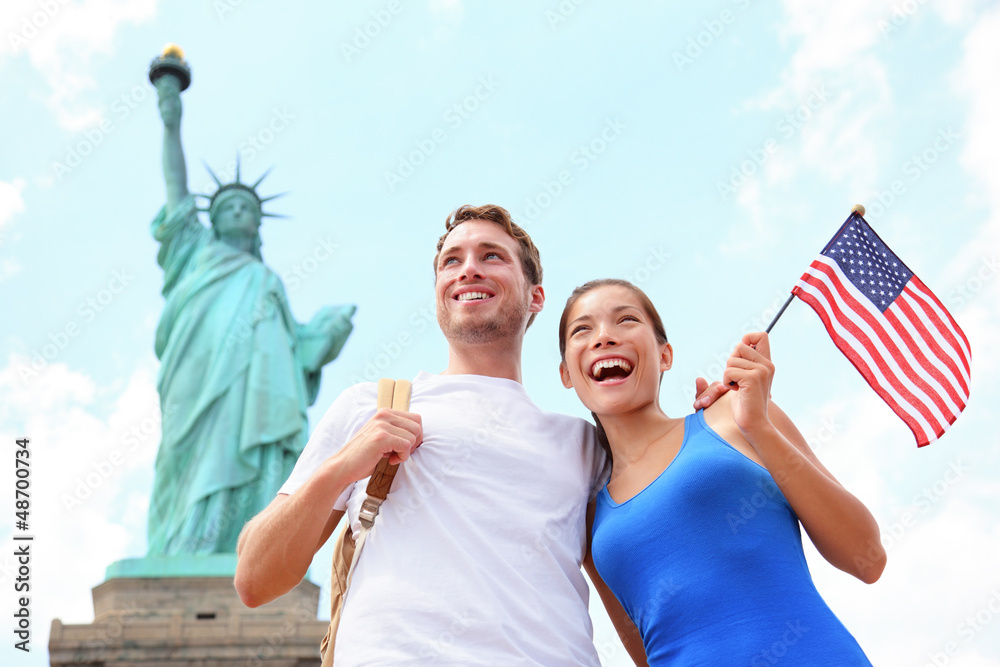 Naklejka premium Tourists travel couple at Statue of Liberty, USA