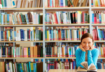 Wandcirkels Bibliotheek Lezer verdiept in oud boek  © pressmaster