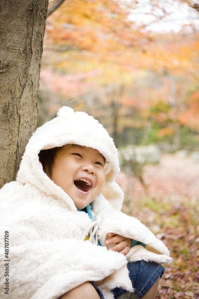 秋と喜ぶ子供 秋と喜ぶ子供