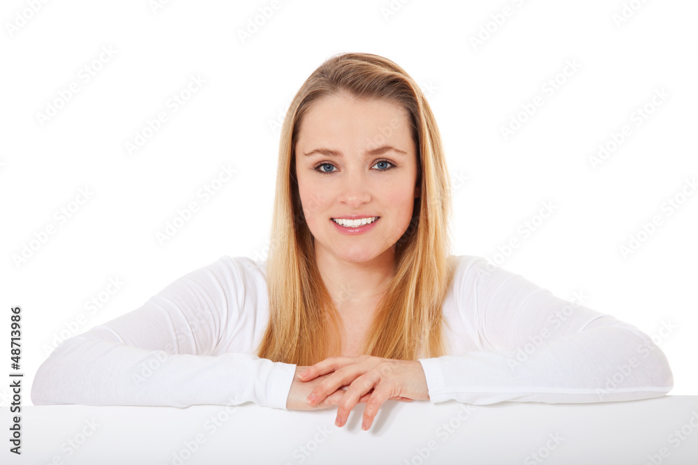 Attraktive Frau hinter weißer Wand Attraktive Frau hinter weißer Wand