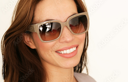 junge Frau mit Sonnenbrille