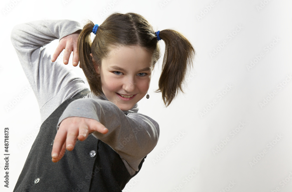 Foto Stock Bambina con codini danza | Adobe Stock