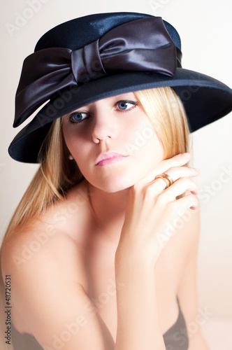 Obraz na płótnie Beautiful woman in hat w salonie