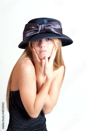 Obraz na płótnie Beautiful woman in hat w salonie