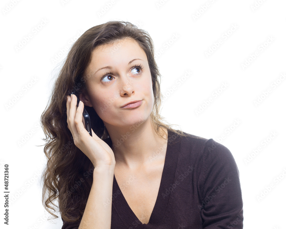 Junge Frau wartet in der Telefonwarteschleife