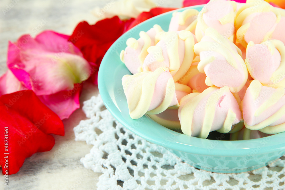 Fototapeta premium Marshmallows on color plate on light background