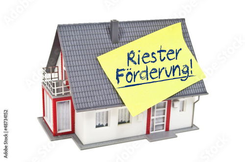 Hausw mit Zettel Riesterförderung photo