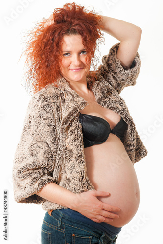 schwangere frau mit pelzjacke