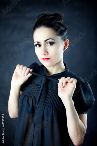 Wesoła młoda dziewczyna ubrana w czarną bluzkę