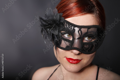 Junge Frau mit schwarzer Karnevalsmaske