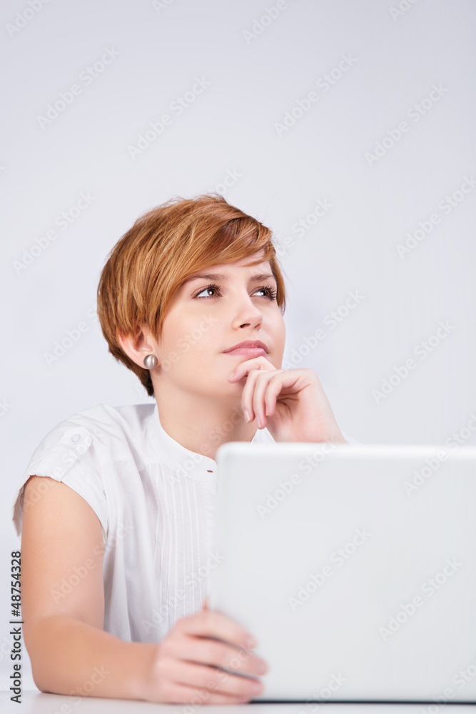 nachdenkliche frau mit laptop