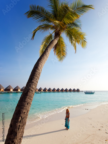 Fototapeta Naklejka Na Ścianę i Meble -  girl and palm tree on background of ocean, Maldives