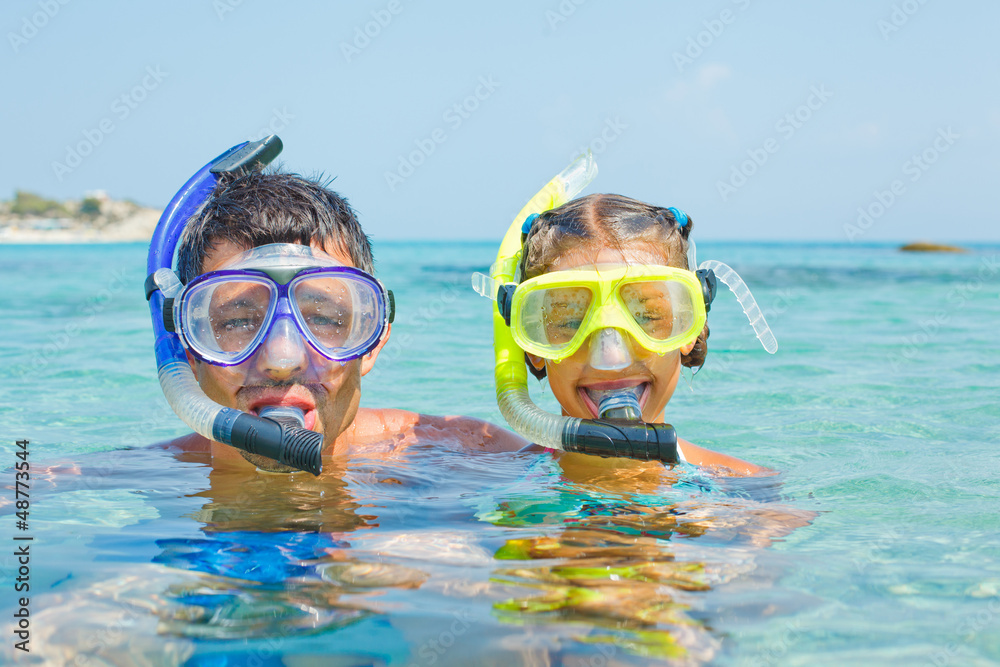 Naklejka premium The girl with her father in scuba mask