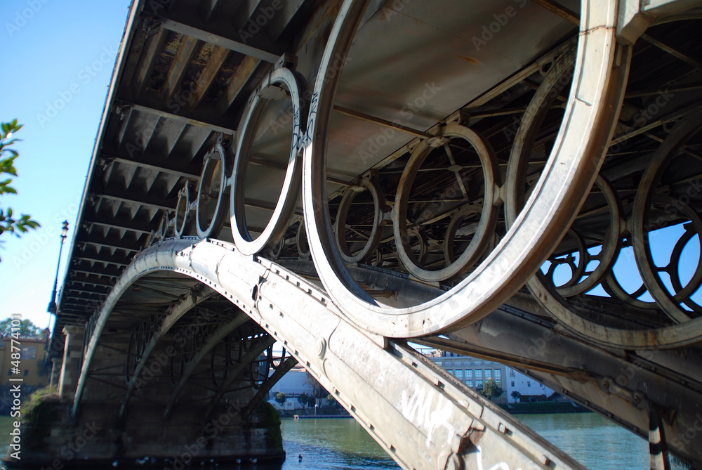 PUENTE DE TRIANA EN SEVILLA. ANDALUCÍA PUENTE DE TRIANA EN SEVILLA. ANDALUCÍA