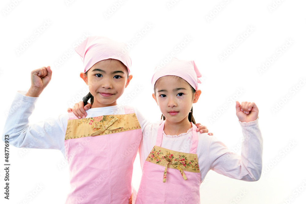 エプロンを着た笑顔の姉妹 エプロンを着た笑顔の姉妹