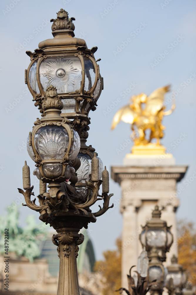 alte Straßenlampe auf einer Pariser Brücke