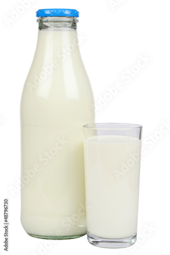 Milch in der Flasche und in einem Glas, isoliert auf weiss