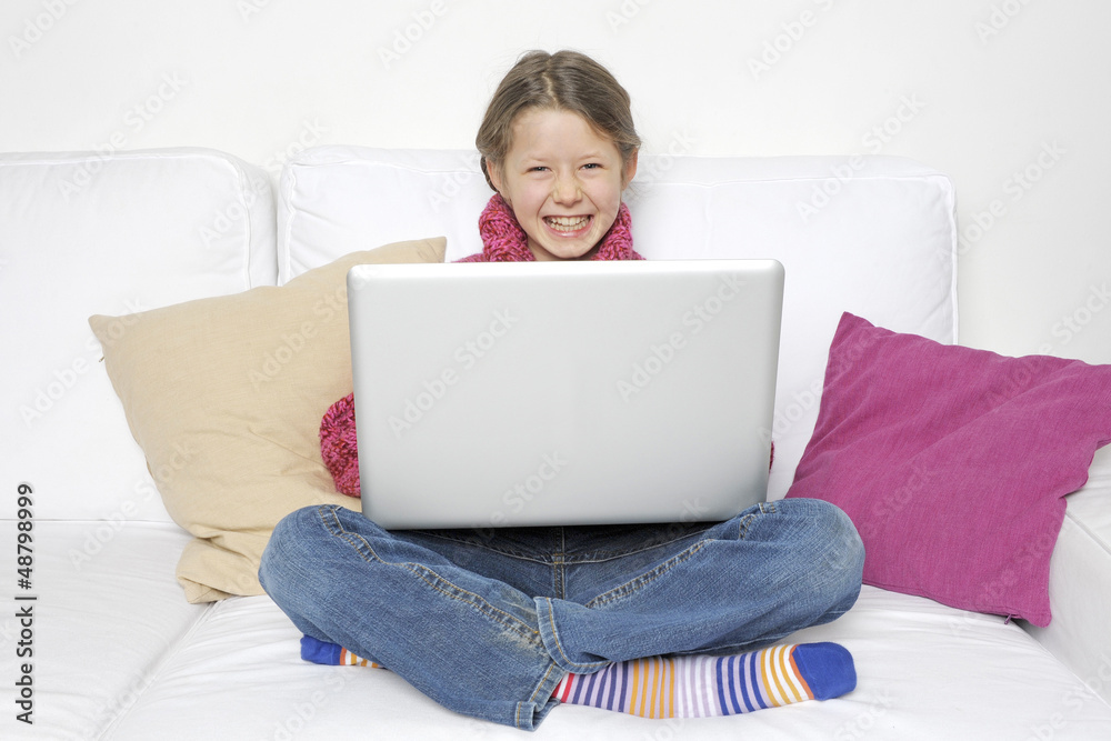 Kind mit Laptop lacht in die Kamera Kind mit Laptop lacht in die Kamera