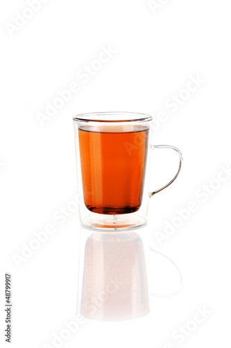 Schwarzer Tee im Thermo-Glasbecher