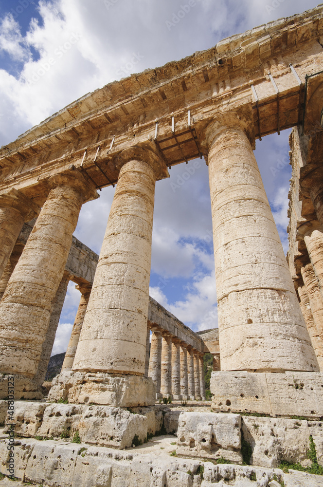 Fototapeta premium Classical Ancient Greek Segesta Temple in Sicily