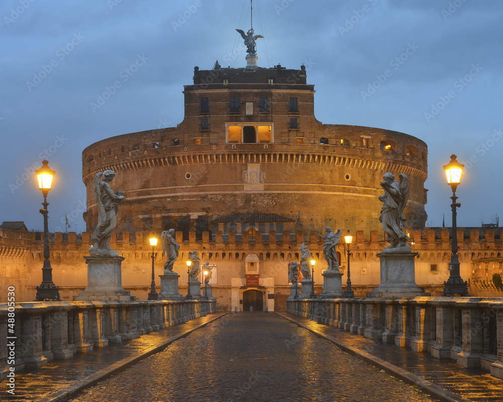 Naklejka premium Bridge and castle Sant'Angelo at dawn