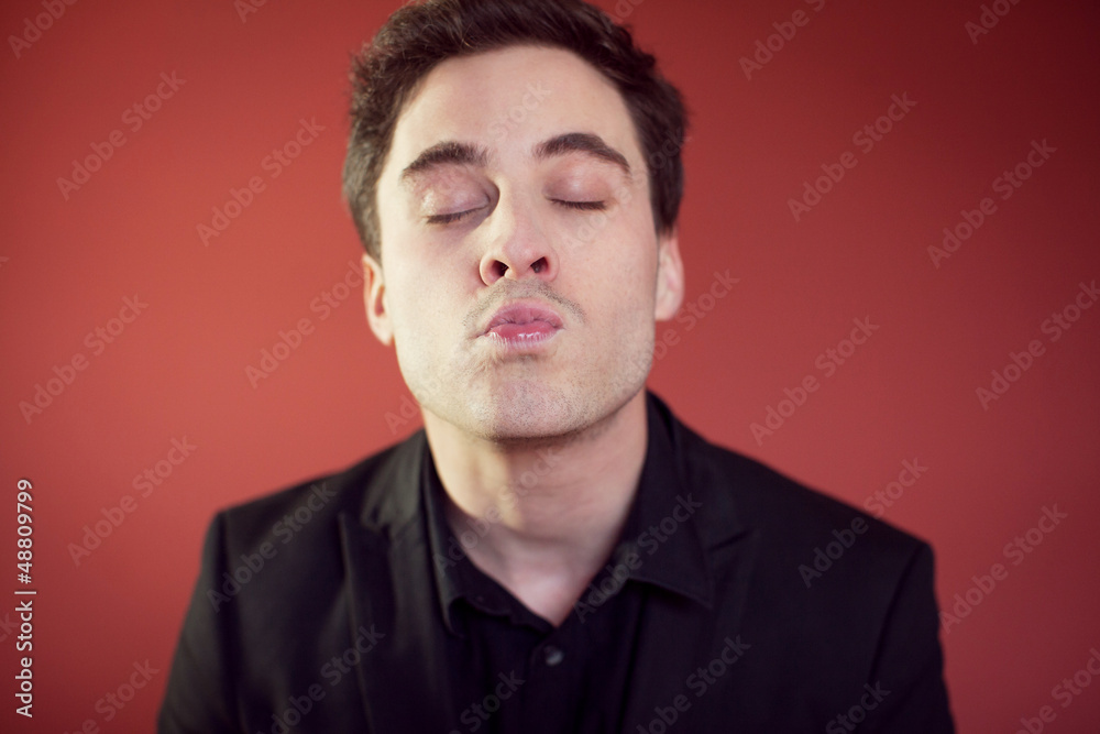 Homme offrant un bisou Homme offrant un bisou