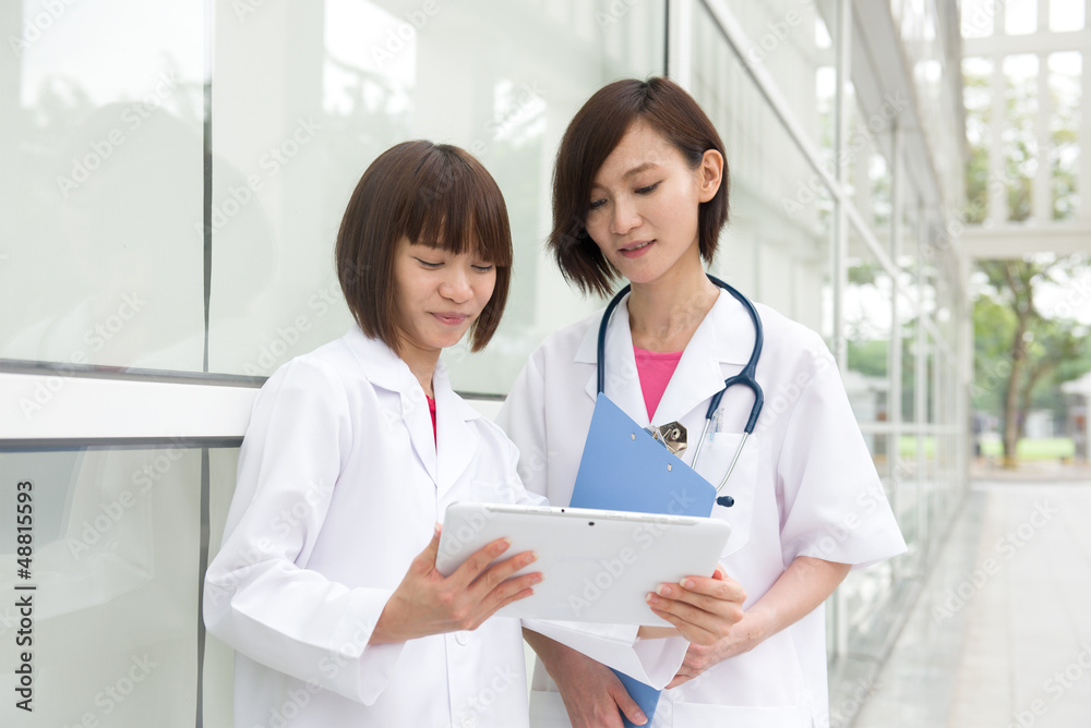 Fototapeta premium asian female doctors having a meeting