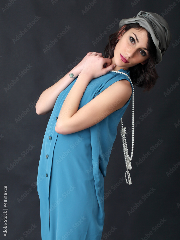 modella con cappello e collana modella con cappello e collana