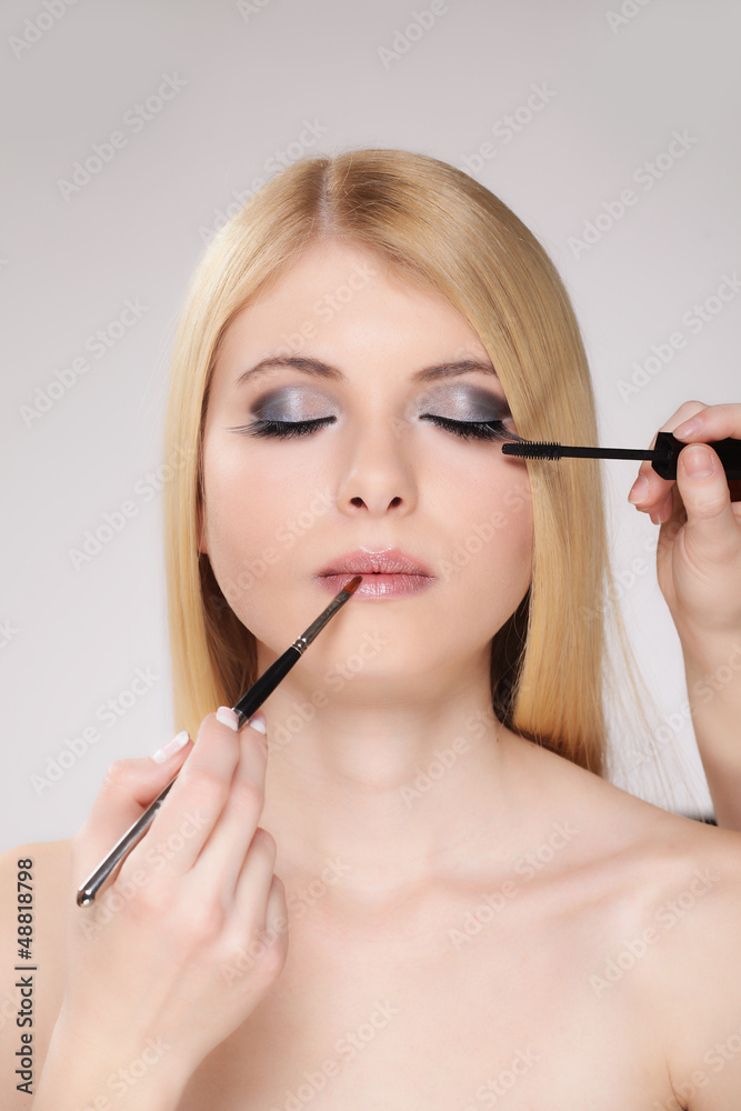 Fototapeta premium Hübsche Frau mit Gesichts Make up