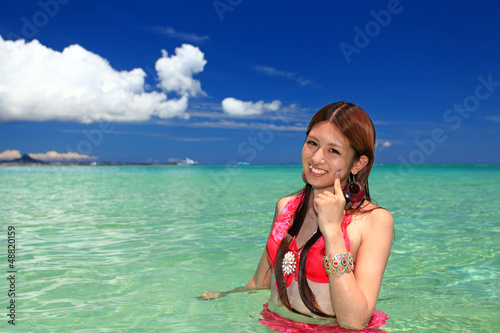 海水浴を楽しむ笑顔の女性 © sunabesyou