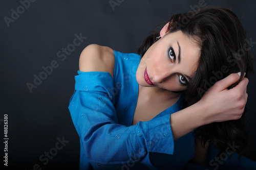 Sguardo di ragazza con vestito blu