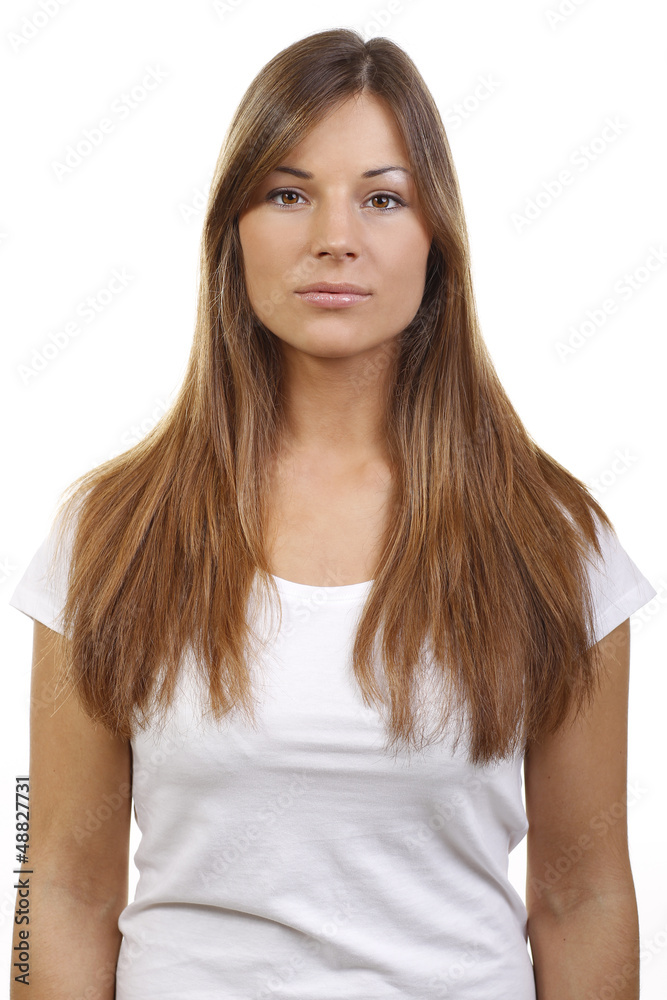 Frau im weißen Shirt schaut emotionslos Frau im weißen Shirt schaut emotionslos