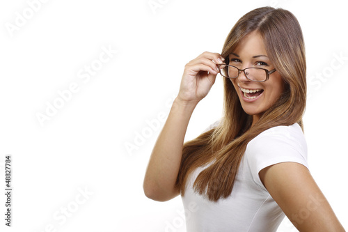 Junge Frau mit Brille lacht in die Kamera
