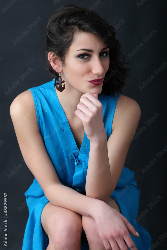 Sguardo di ragazza con vestito blu Sguardo di ragazza con vestito blu