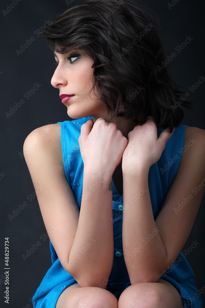 Fototapeta premium Sguardo di ragazza con vestito blu
