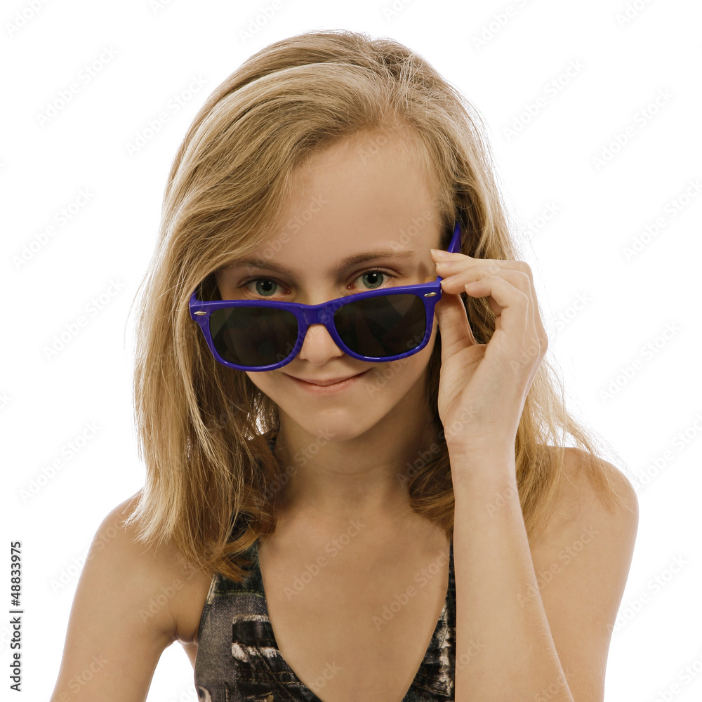 portrait jeune fille de 11 ans avec lunettes solaires Stock Photo | Adobe  Stock