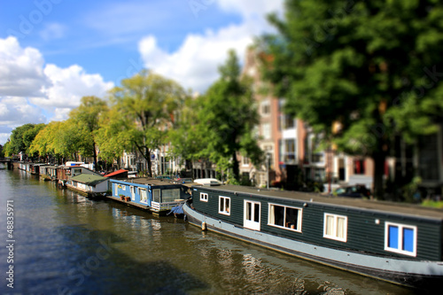 Hausboote in Amsterdamer Grachte photo