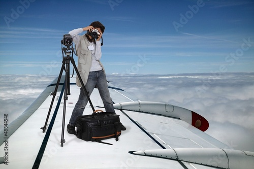 Photos photographer flying on a plane wing