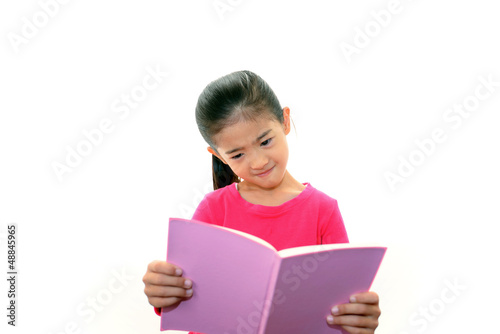 読書を楽しむ笑顔の女の子