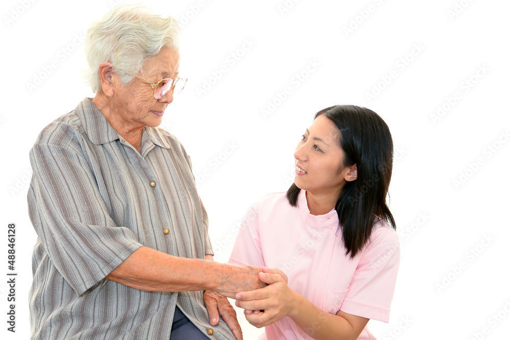 笑顔の高齢者と介護士