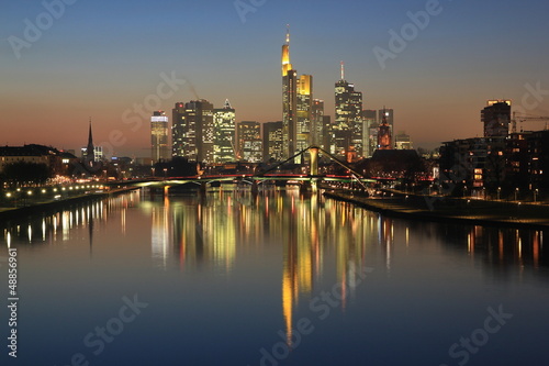 Skyline von Frankfurt mit Spiegelung