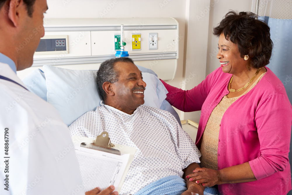 Obraz premium Doctor Talking To Senior Couple On Ward
