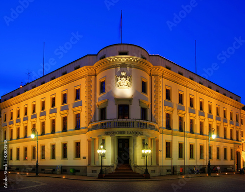 Hessischer Landtag in Wiesbaden am Abend