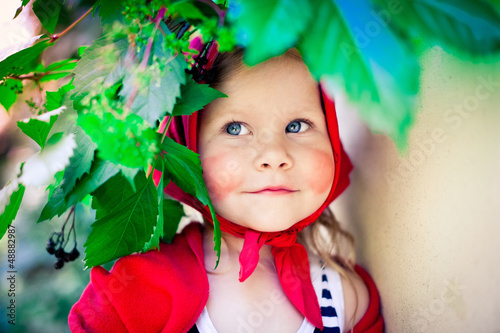 Девочка в платочке с румяными щечками