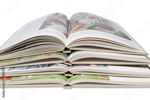 Stapel Bücher aufgeschlagen auf weißem Hintergrund